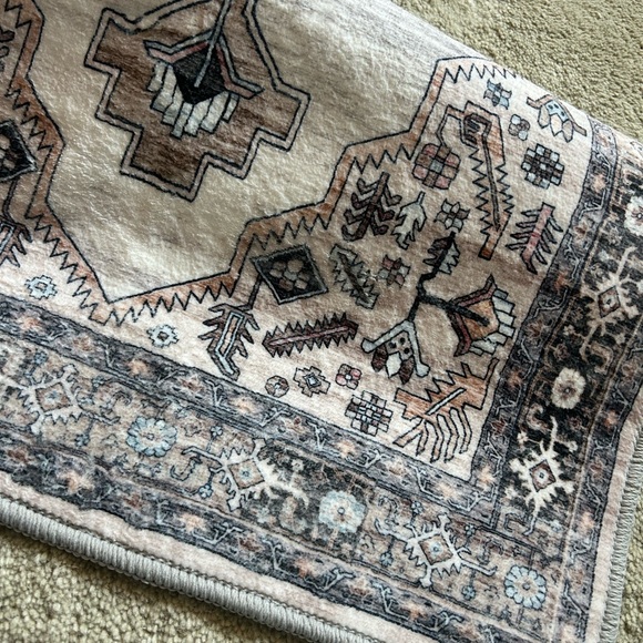 Elegant Geometric Patterned Rug - Picture 4 of 5
